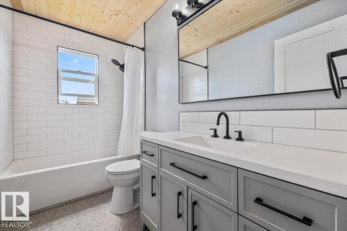 10415 98 Avenue, Fort Saskatchewan, AB - Indoor Photo Showing Bathroom