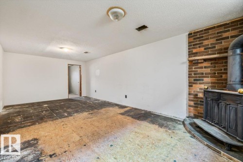10415 98 Avenue, Fort Saskatchewan, AB - Indoor Photo Showing Other Room