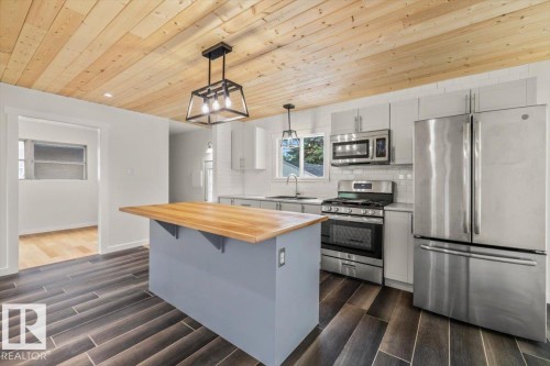 10415 98 Avenue, Fort Saskatchewan, AB - Indoor Photo Showing Kitchen