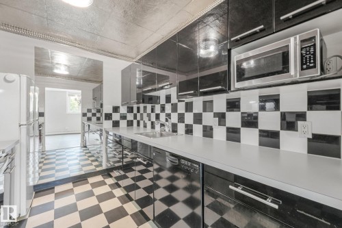 #302 9916 113 St Nw, Edmonton, AB - Indoor Photo Showing Kitchen