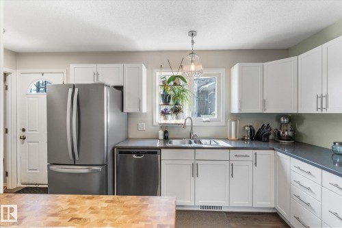 202 Spruce Glen, Spruce Grove, AB - Indoor Photo Showing Kitchen With Double Sink