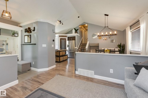 7904 13 Avenue Sw, Edmonton, AB - Indoor Photo Showing Kitchen