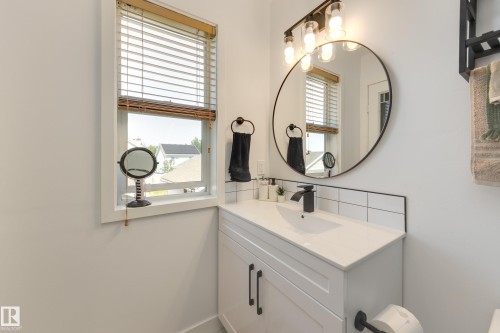 7904 13 Avenue Sw, Edmonton, AB - Indoor Photo Showing Bathroom