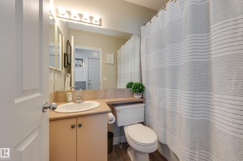 7904 13 Avenue Sw, Edmonton, AB - Indoor Photo Showing Bathroom