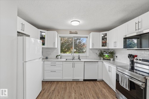 79 Greystone Drive, Spruce Grove, AB - Indoor Photo Showing Kitchen