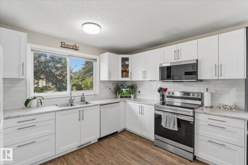 79 Greystone Drive, Spruce Grove, AB - Indoor Photo Showing Kitchen With Double Sink