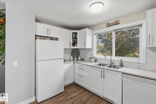 79 Greystone Drive, Spruce Grove, AB - Indoor Photo Showing Kitchen With Double Sink