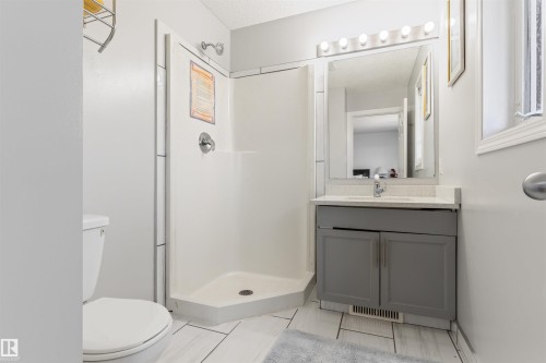 15817 102 Avenue Nw, Edmonton, AB - Indoor Photo Showing Bathroom