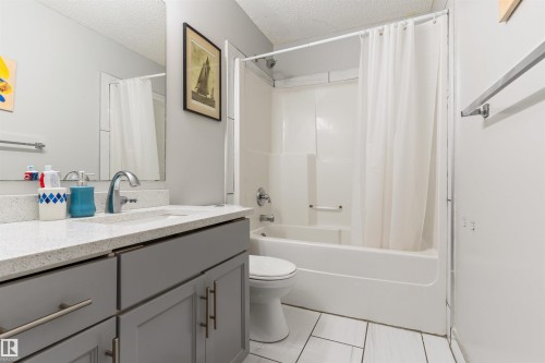 15817 102 Avenue Nw, Edmonton, AB - Indoor Photo Showing Bathroom