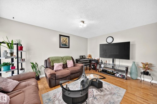 9824 171 Avenue Nw, Edmonton, AB - Indoor Photo Showing Living Room