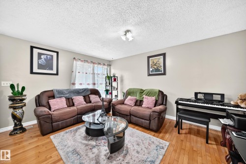 9824 171 Avenue Nw, Edmonton, AB - Indoor Photo Showing Living Room