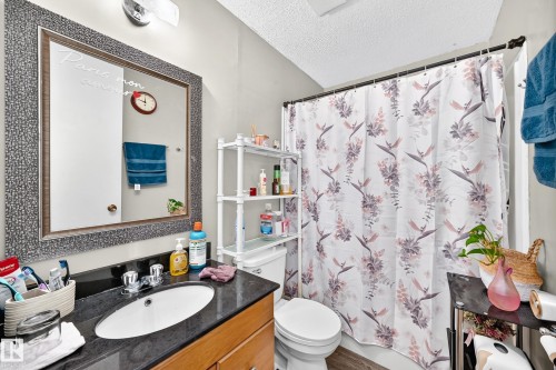 9824 171 Avenue Nw, Edmonton, AB - Indoor Photo Showing Bathroom