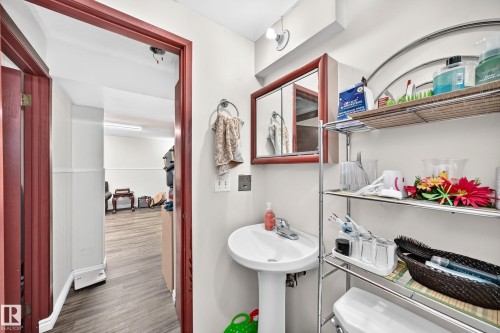 9824 171 Avenue Nw, Edmonton, AB - Indoor Photo Showing Bathroom