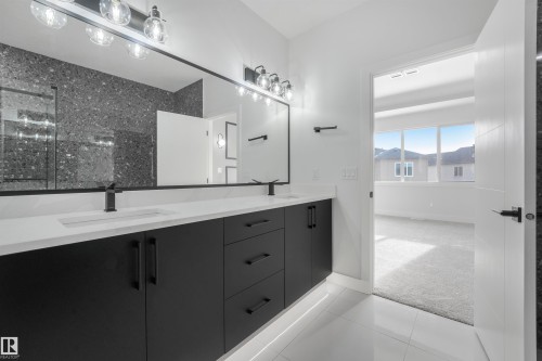 3033 7A Avenue Sw, Edmonton, AB - Indoor Photo Showing Bathroom