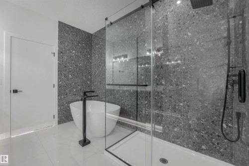 3033 7A Avenue Sw, Edmonton, AB - Indoor Photo Showing Bathroom