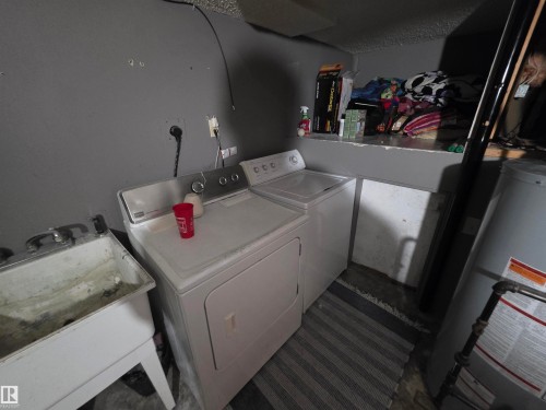 Laundry area featuring a utility sink, washing machine, and dryer - 38 Greenwood Drive, Spruce Grove, AB - Indoor Photo Showing Laundry Room