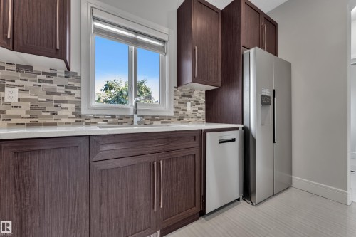 2604 20 Avenue Nw, Edmonton, AB - Indoor Photo Showing Kitchen