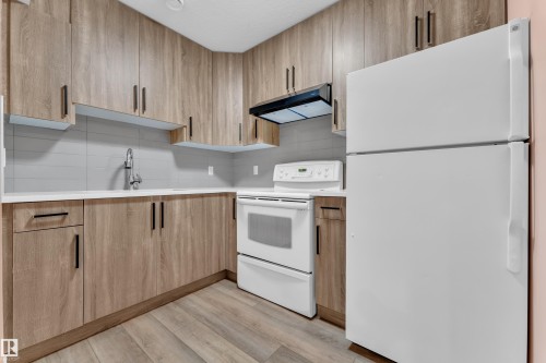 2604 20 Avenue Nw, Edmonton, AB - Indoor Photo Showing Kitchen
