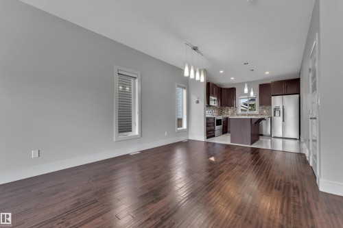 2604 20 Avenue Nw, Edmonton, AB - Indoor Photo Showing Kitchen