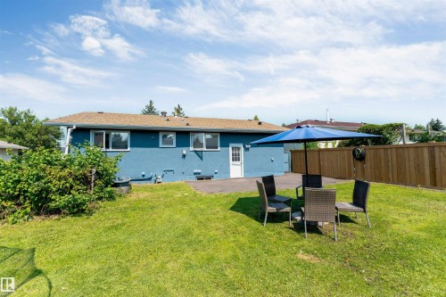 Expansive lawn area with a privacy fence - 7419 33 Avenue Nw, Edmonton, AB - Outdoor