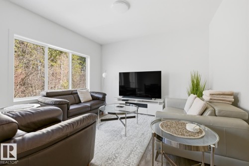 #19 5122 213A St Nw, Edmonton, AB - Indoor Photo Showing Living Room