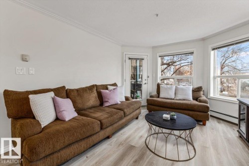 #206 9938 104 St Nw, Edmonton, AB - Indoor Photo Showing Living Room
