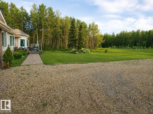 Expansive gravel driveway leading to a manicured lawn - 16 Crystal Keys Crescent, Rural Wetaskiwin County, AB - Outdoor