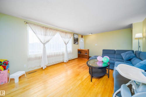 7911 145 Avenue Nw, Edmonton, AB - Indoor Photo Showing Living Room