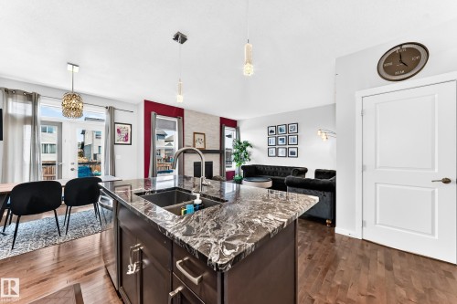 6122 175A Avenue Nw, Edmonton, AB - Indoor Photo Showing Kitchen With Upgraded Kitchen