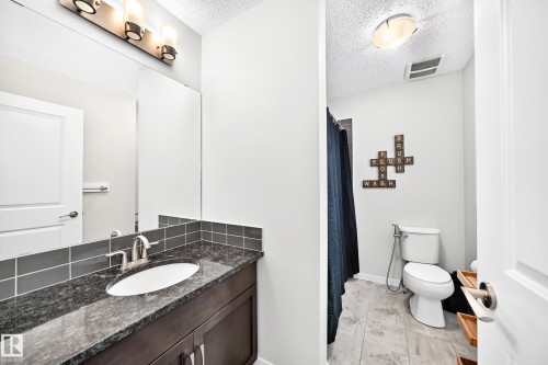 6122 175A Avenue Nw, Edmonton, AB - Indoor Photo Showing Bathroom