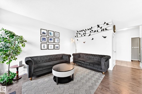 6122 175A Avenue Nw, Edmonton, AB - Indoor Photo Showing Living Room