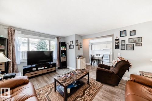 167 Roseland Village Nw, Edmonton, AB - Indoor Photo Showing Living Room