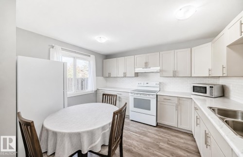 167 Roseland Village Nw, Edmonton, AB - Indoor Photo Showing Kitchen With Double Sink