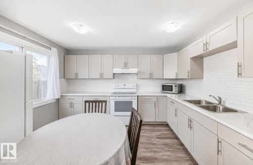 167 Roseland Village Nw, Edmonton, AB - Indoor Photo Showing Kitchen With Double Sink