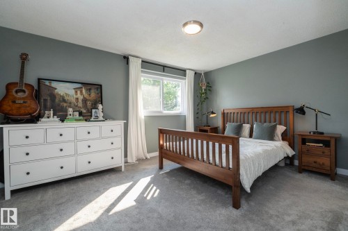 10552 Beaumaris Road Nw, Edmonton, AB - Indoor Photo Showing Bedroom