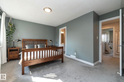 10552 Beaumaris Road Nw, Edmonton, AB - Indoor Photo Showing Bedroom