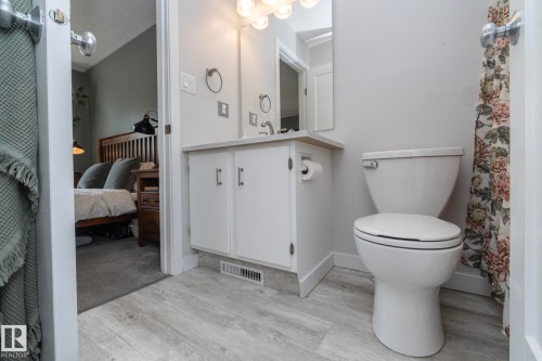 10552 Beaumaris Road Nw, Edmonton, AB - Indoor Photo Showing Bathroom