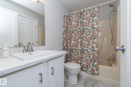 10552 Beaumaris Road Nw, Edmonton, AB - Indoor Photo Showing Bathroom