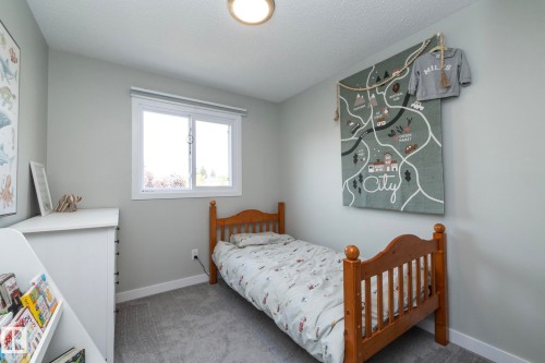 10552 Beaumaris Road Nw, Edmonton, AB - Indoor Photo Showing Bedroom
