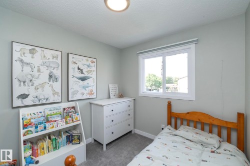 10552 Beaumaris Road Nw, Edmonton, AB - Indoor Photo Showing Bedroom