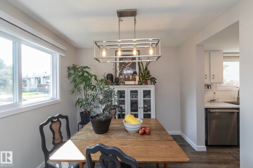 10552 Beaumaris Road Nw, Edmonton, AB - Indoor Photo Showing Dining Room
