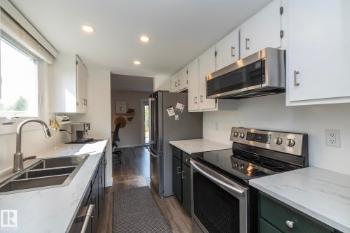 10552 Beaumaris Road Nw, Edmonton, AB - Indoor Photo Showing Kitchen With Double Sink With Upgraded Kitchen