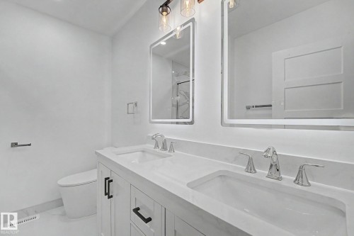 Bathroom - 10570 66 Avenue Nw, Edmonton, AB - Indoor Photo Showing Bathroom