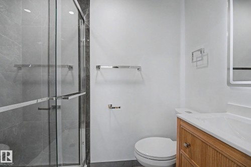 Bathroom - 10570 66 Avenue Nw, Edmonton, AB - Indoor Photo Showing Bathroom