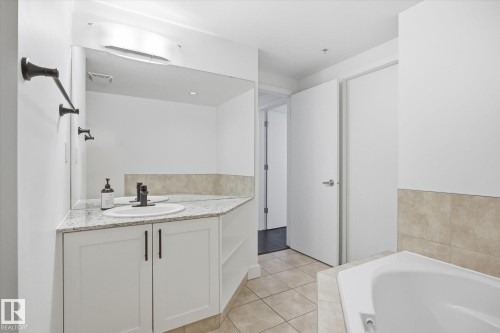 #506 10028 119 St Nw, Edmonton, AB - Indoor Photo Showing Bathroom