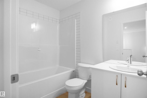8444 183 Avenue Nw, Edmonton, AB - Indoor Photo Showing Bathroom