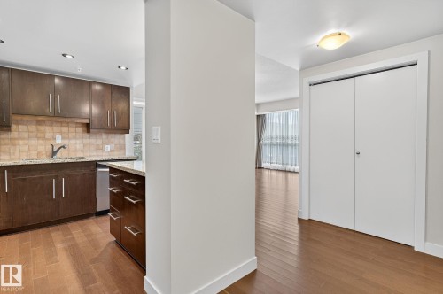 #203 10046 117 St Nw, Edmonton, AB - Indoor Photo Showing Kitchen
