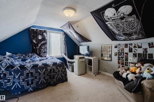 Carpeted room with sloped ceilings and a single window - 10955 72 Avenue Nw, Edmonton, AB - Indoor Photo Showing Bedroom
