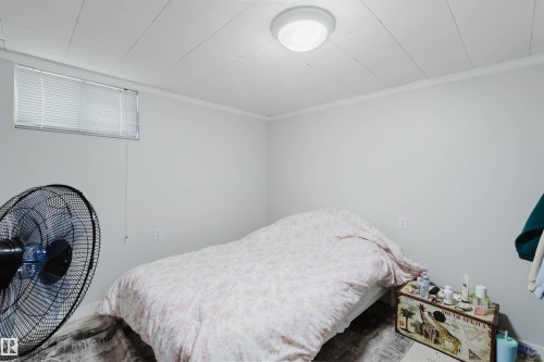 White-painted walls with ceiling trim - 10955 72 Avenue Nw, Edmonton, AB - Indoor Photo Showing Bedroom