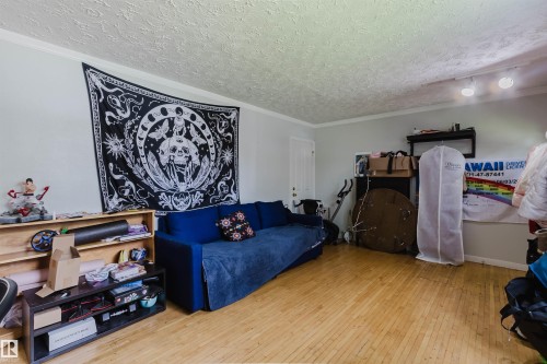 Light-colored wood-finish flooring complements the neutral wall tones - 10955 72 Avenue Nw, Edmonton, AB - Indoor